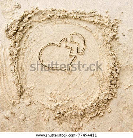 The drawing of broken heart on the sand