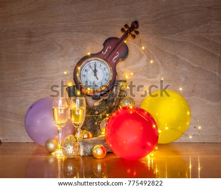  New Year's decoration with a decorative clock, balloons and glasses of sparkling champagne