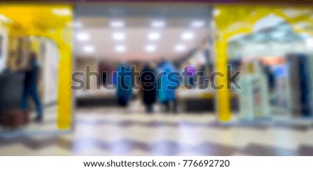 defocusing, people in the shopping mall
