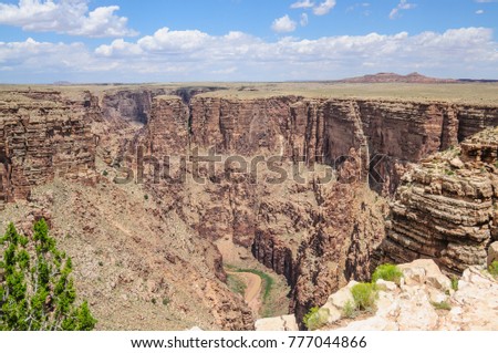 The steep banks of the Glen Canyon, near Page, Arizona. 
