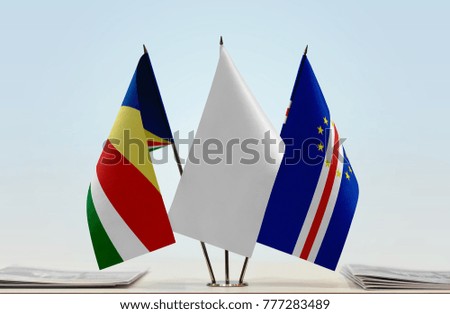 Flags of Seychelles and Cape Verde with a white flag in the middle