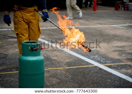 A man practises how to use a fire-extinguisher