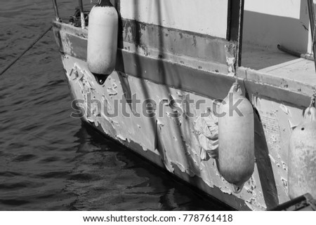 Details of the ship and sea, black and white