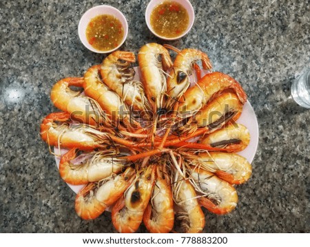17 Grilled prawns on the dish with seafood sauce