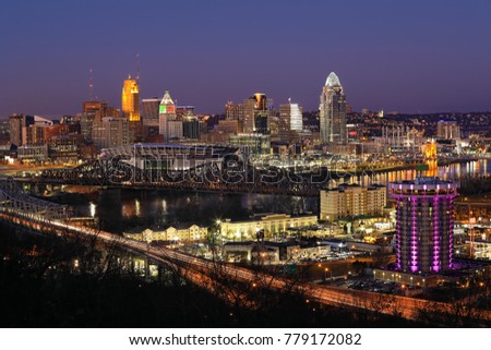 A View of the Cincinnati skyline at night