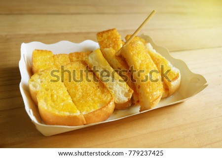 
Toast Spread Margarine put Sweetened condensed milk on a plate of paper