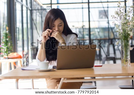 Young woman business using the laptop in the coffee shop.
