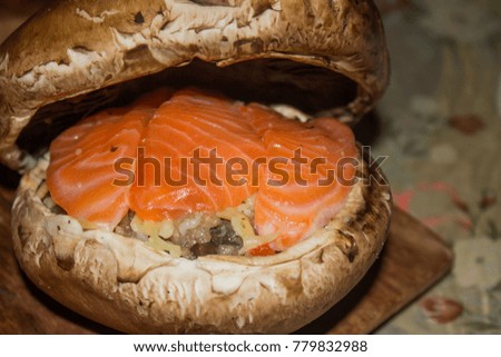 Hamburger portobello mushrooms made with meat and dressed with salmon.