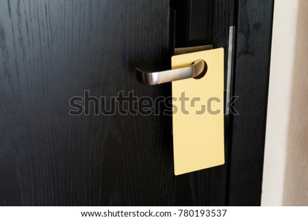 Sign on the black door handle. Empty plate do not disturb