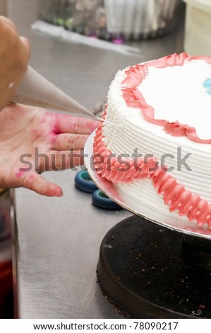 Cake decoration process with hand