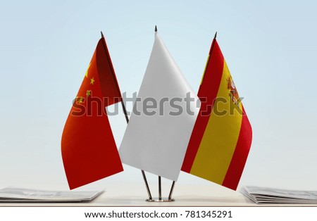 Flags of China and Spain with a white flag in the middle