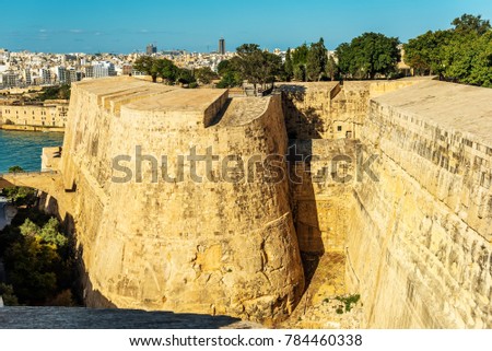 Valletta, Malta: defensive city walls