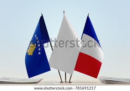 Flags of Kosovo and France with a white flag in the middle
