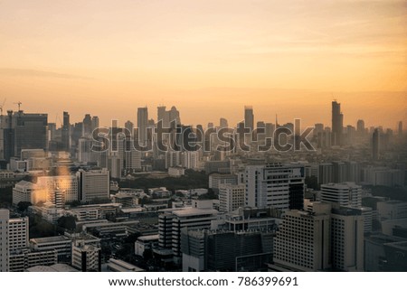 sunsets of the sky in the evening time over the tranquil city.