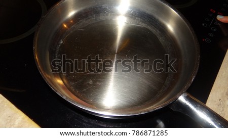 A frying pan with oil.