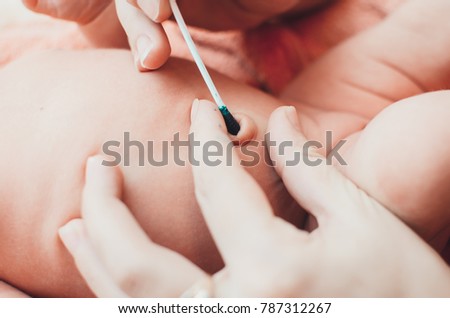 Mother or doctor to handle the baby's navel Diamond green Royalty-Free Stock Photo #787312267