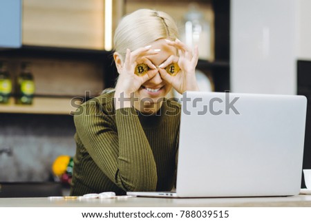 woman bitcoin laptop