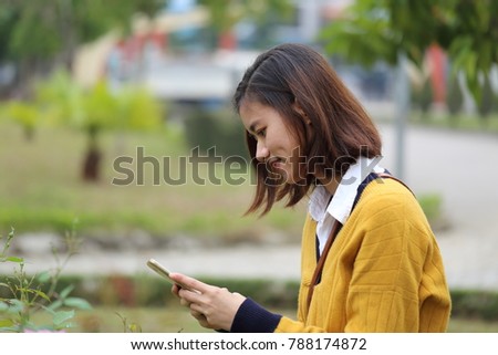 The woman taking photos of flower with smartphone