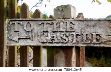 wooden sign pointing "to the castle"