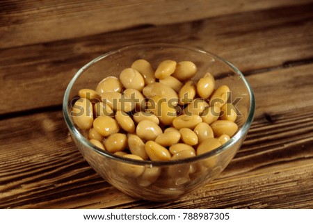 White kidney bean in glass bowl on wooden table
