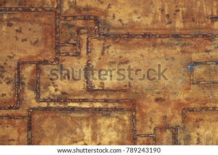 Rusty metal plates with many colors and parts where the color has fallen and is seen rust.