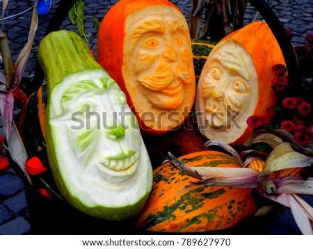 pumpkins carved for halowen