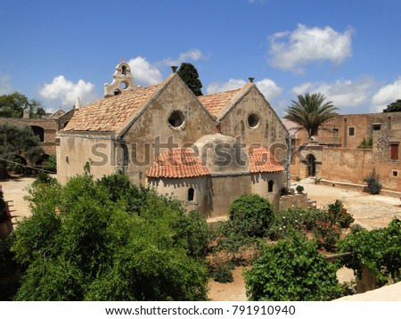 Moni Arkadiu, view of the courtyard and buildings of the monastery.