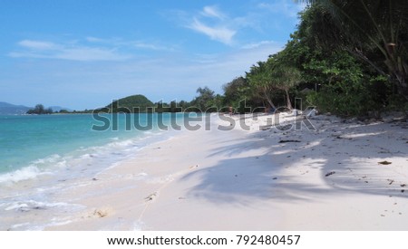 Beautiful tropical beach,white sand blue sea, and blue sky background
MADSUM ISLAND SAMUI THAILAND