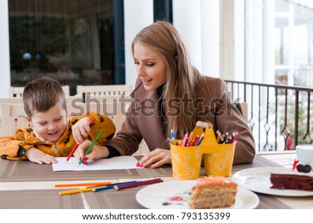 mom with boy draw colored pencils