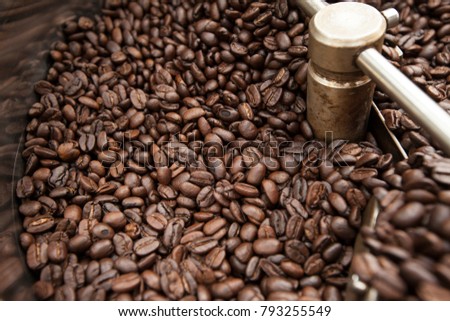 Machine for roasting coffee beans in large quantities
