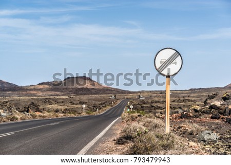 It is allowed to overtake  signal, Lanzarote, Spain