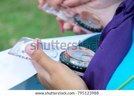 Scout Practice Compass With practice in the group,Have fun learning 
It is a new life,There are two compass holders And white paper.