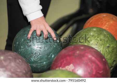 Bowling multi-colored spheres