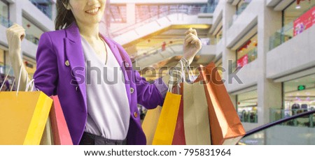  Beautiful shopping girl carrying a bag in her hand.