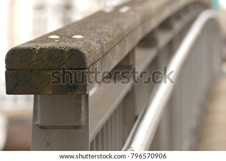 Bridge railing with increasing blur