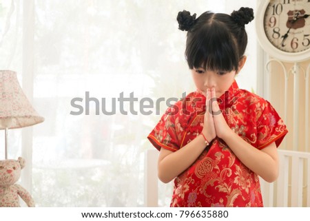 Chinese girls are doing a few sets of respect in Chinese dress