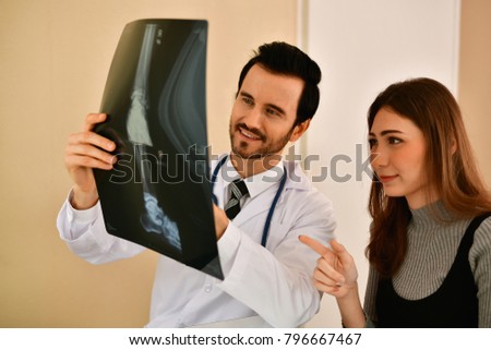 Health Concepts. Doctor and patient viewing x-ray film. The doctor and the patient feel relaxed at the check-in time. The doctor encouraged the patient. Inside the hospital are doctor X-ray patient.