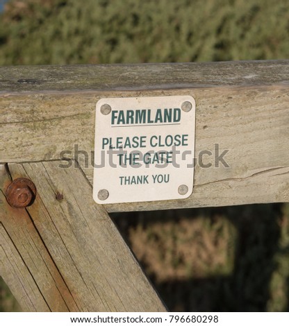"Farmland - Please Close The gate - Thank You" Sign Attached to a Gate on the South West Coast Path between Hartland Quay and Bude in Rural Cornwall, England, UK