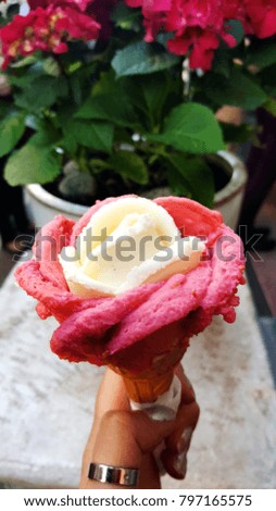 Flower-shaped ice, cherry and vanilla