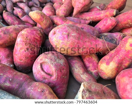 Many sweet potatoes are sold in the market.