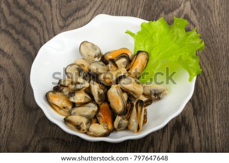 Pickled mussels with salad leaves