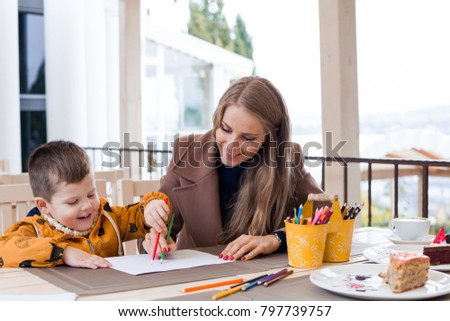 mom with boy draw colored pencils