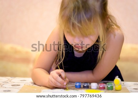 The girl draws paints