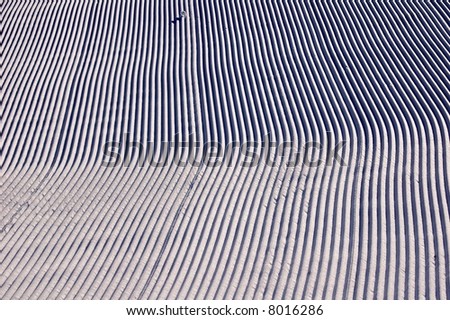 close-up of interesting structures in a ski piste in the swiss mountains