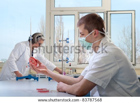 teacher and student in the laboratory