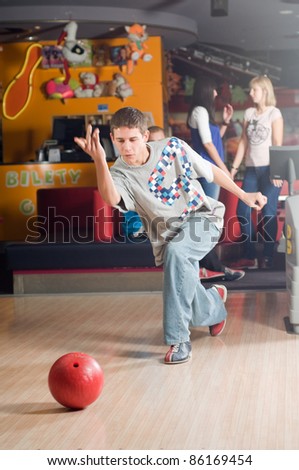 young people play the bowling