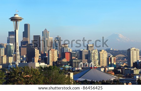 A view of the city of Seattle skyline and Mt. Rainier at sunset.