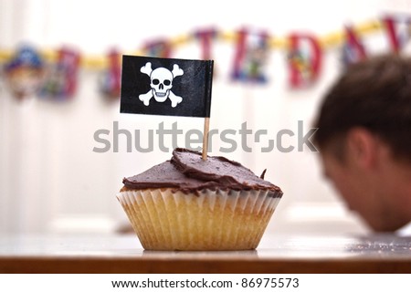 an image of a party pirate cupcake with a skull and crossbones flag.