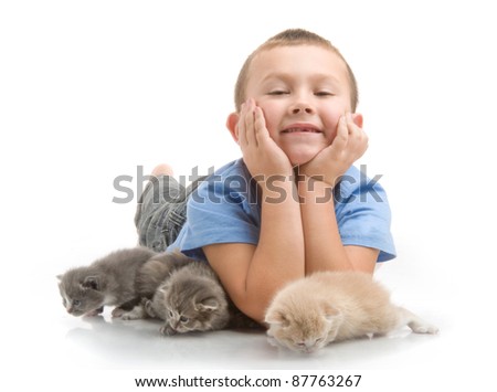 The little boy in blue T-shirt with a fluffy kitten. Photography in the studio.