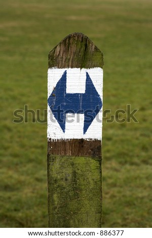 Wooden post with an arrow pointing either way